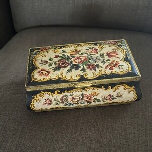 ANTIQUE MARTHA WASHINGTON CANDIES COMPANY FLORAL TIN BOX MADE IN HOLLAND